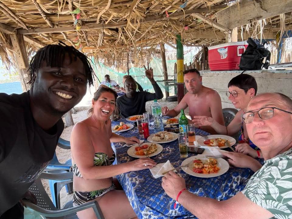 Excursion combinée dans le Saloum : îles, culture et marché local Découvrez le delta du Saloum lors d’une excursion journée complète mêlant nature, culture et authenticité. Cette expérience vous propose une immersion au cœur d’une région emblématique du Sénégal, idéale pour les voyageurs en quête de découvertes locales. La visite commence par un passage dans un marché de brousse traditionnel, où vous pourrez observer le commerce local, les produits frais et l’artisanat régional. Cette étape offre une véritable plongée dans la vie quotidienne et constitue un moment fort de toute excursion au Saloum. Vous partirez ensuite explorer l’île aux coquillages, site remarquable chargé d’histoire et symbole du patrimoine local. Cette découverte fait partie des incontournables du tourisme dans le Saloum et permet d’apprécier un paysage unique façonné par les traditions. La journée se poursuit par la navigation et la découverte des îles du Saloum, entre mangroves, bolongs et environnement naturel préservé. Cette sortie nature au Sénégal vous permettra d’admirer la richesse des paysages tout en profitant d’un moment de détente et d’observation. Parfaite pour une excursion journée au Sénégal, cette activité combine visite culturelle, découverte nature et exploration locale, faisant de cette expérience une option idéale pour explorer le Saloum autrement. Mots-clés : excursion au Saloum, journée découverte Sénégal, île aux coquillages, marché traditionnel Sénégal, visite îles Saloum, tourisme nature Sénégal, sortie culturelle